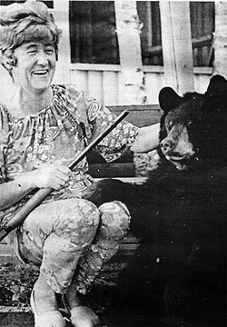 Pic of the Past: Elvie Bowman with the bear she shot in her back yard in 1971.